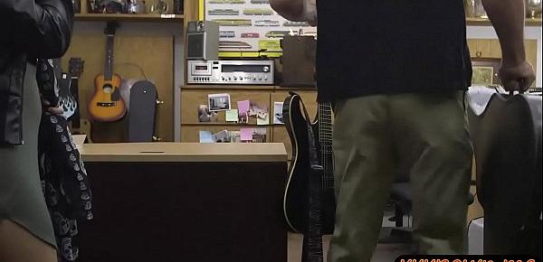  Amateur guitarist screwed by pawn dude in his pawnshop